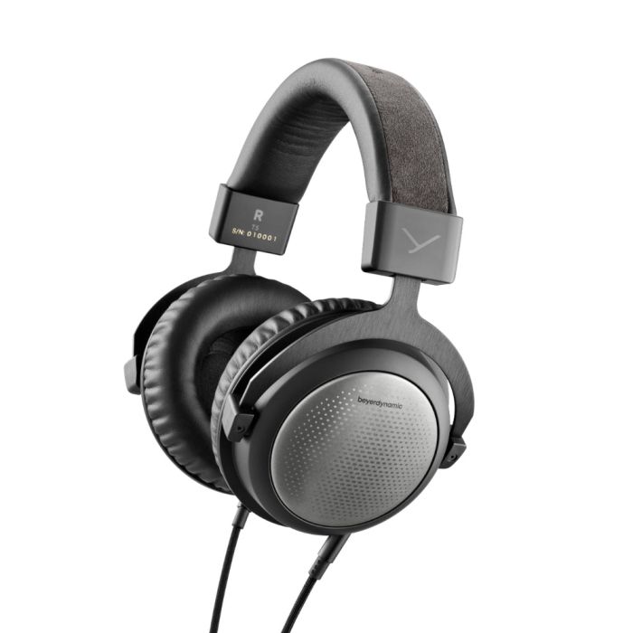 Beyerdynamic T5 the 3rd generation Динамічні навушники з технологією "Tesla", закритого типу. Амбушюри з ефектом пам'ят. В комплекті із кейсом, вага 360г.