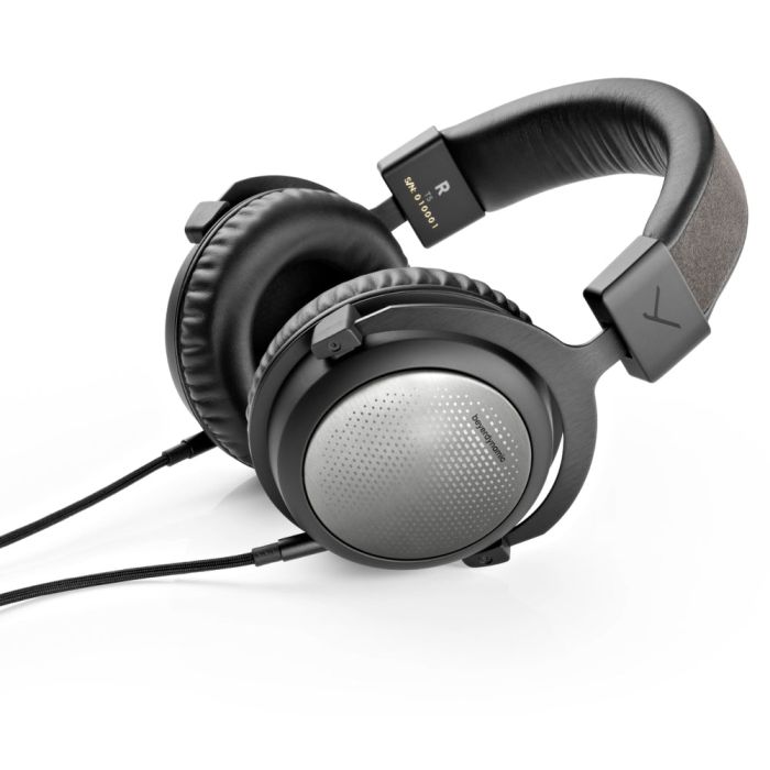 Beyerdynamic T5 the 3rd generation Динамічні навушники з технологією "Tesla", закритого типу. Амбушюри з ефектом пам'ят. В комплекті із кейсом, вага 360г.