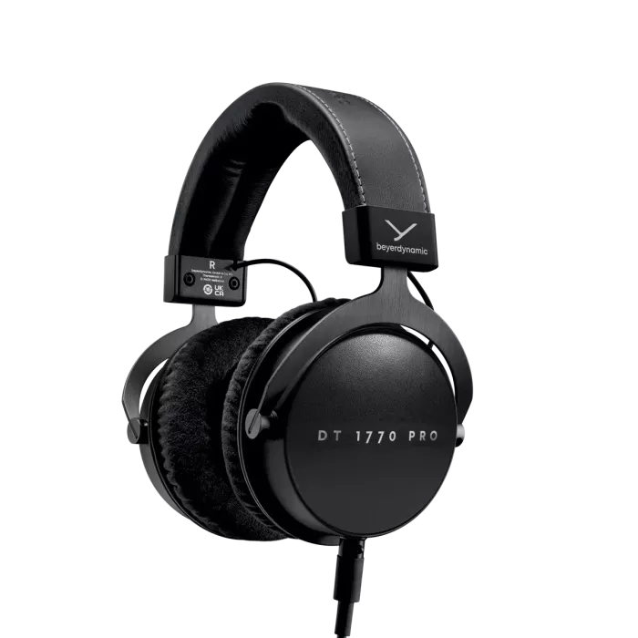 Beyerdynamic DT 1770 PRO MK II преміальні студійні навушники закритого типу, технологія "Tesla" наголів’я з пружинної сталі, жорсткий кейс, 2 кабелі, адаптор jack 6.3мм, 2 пари змінних амбушур