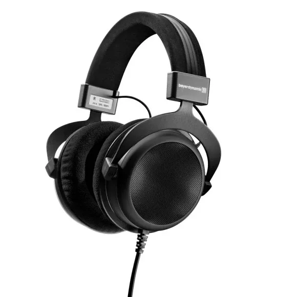 Beyerdynamic DT 880 Black Special Edition 250 ohms Hi-Fi навушники напіввідкритого типу. Оголів'я з пружинної сталі. Із перехідником на “джек” 6,3 мм, жорсткий кейс. Вага 290г.