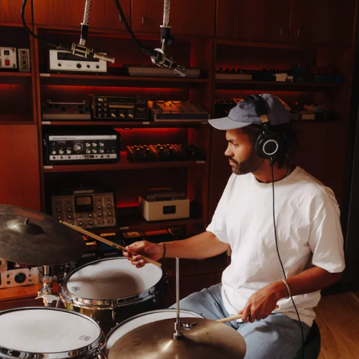 Audio-Technica ATH-M50X моніторні навушники закритого типу; Поворотна на 90 градусів конструкція чашок; Моніторинг одним вухом; Складна конструкция; В комплекті 3 кабелі, 6,3мм. адаптер-джек, чохол для зберігання; Вага 280 г.