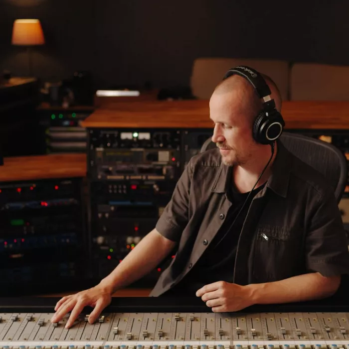 Audio-Technica ATH-M50X моніторні навушники закритого типу; Поворотна на 90 градусів конструкція чашок; Моніторинг одним вухом; Складна конструкция; В комплекті 3 кабелі, 6,3мм. адаптер-джек, чохол для зберігання; Вага 280 г.