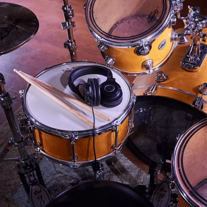 Audio-Technica ATH-M40X моніторні навушники закритого типу; Поворотна на 90 градусів конструкція чашок; Моніторинг одним вухом; Складна конструкция; В комплекті 2 кабелі, 6,3мм. адаптер-джек, чохол для зберігання; Вага 240г.