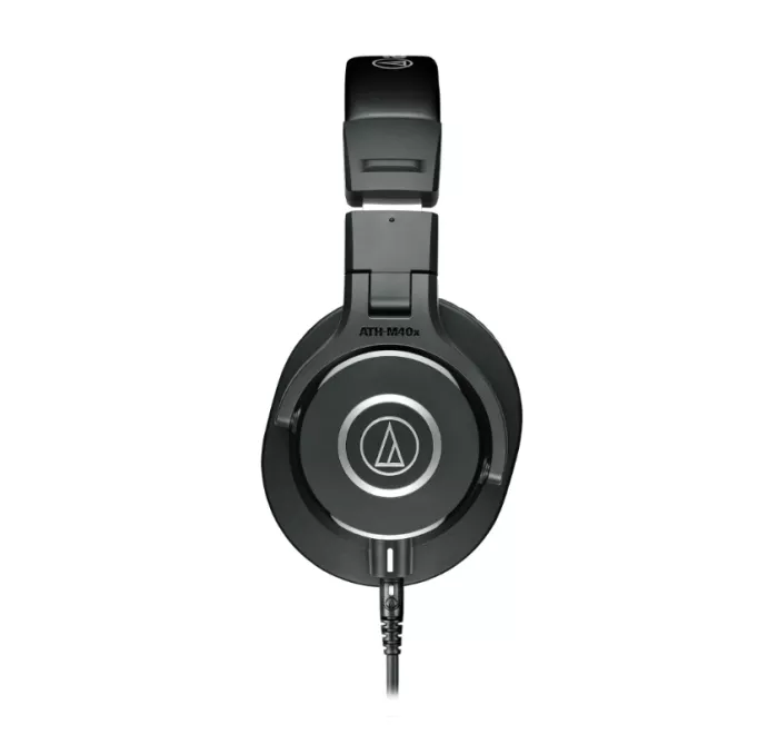 Audio-Technica ATH-M40X моніторні навушники закритого типу; Поворотна на 90 градусів конструкція чашок; Моніторинг одним вухом; Складна конструкция; В комплекті 2 кабелі, 6,3мм. адаптер-джек, чохол для зберігання; Вага 240г.