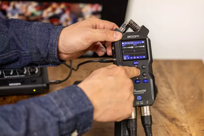 Zoom H4essential портативний 4-доріжковий рекордер, 32-bit float