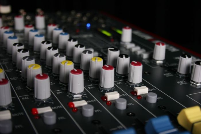 Allen Heath ZED16FX Микшерный пульт