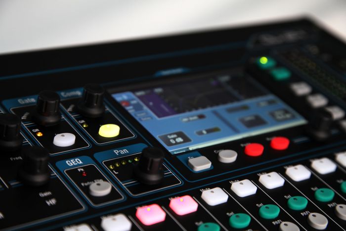 Allen Heath QU-24 Микшерный пульт