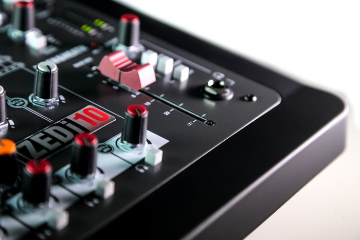 Allen Heath ZEDi-10 Микшерный пульт