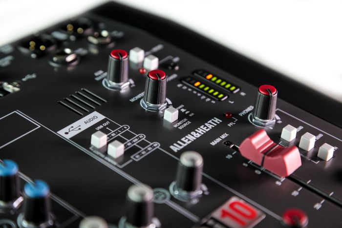 Allen Heath ZEDi-10 Микшерный пульт
