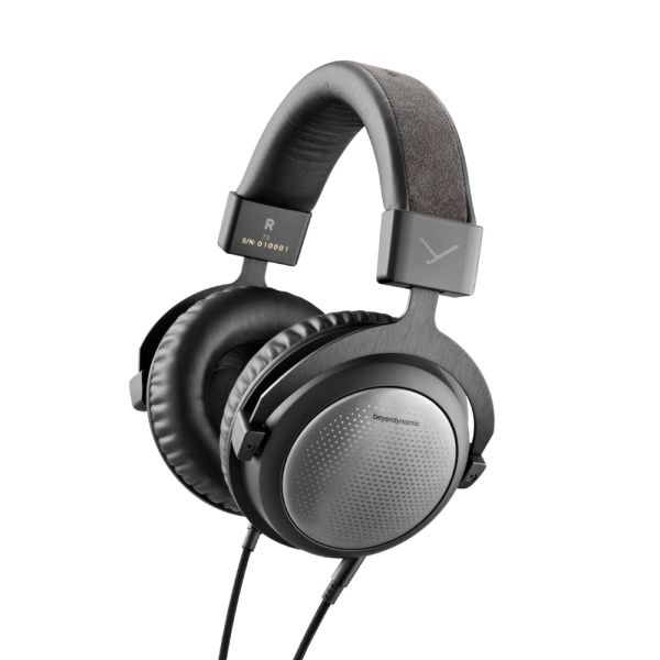 Beyerdynamic T5 the 3rd generation Динамічні навушники з технологією "Tesla"; закритого типу. Амбушюри з ефектом пам'яті; В комплекті із кейсом, вага 360г.