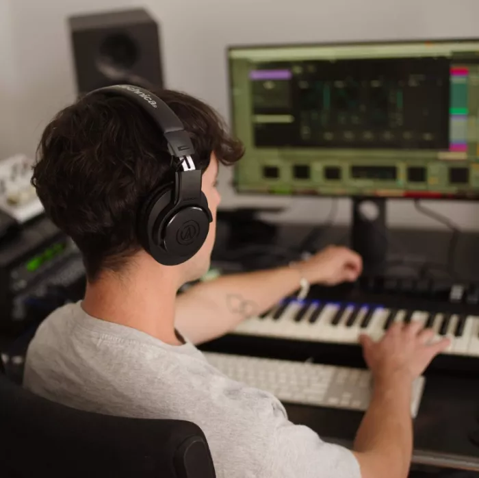 Audio-Technica ATH-M20X студійні моніторні навушники закритого типу; Поворотна на 15 градусів конструкція чашок; В комплекті кабель та 6,3 мм. адаптер-джек; Вага: 190 г.