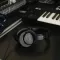 Audio-Technica ATH-M20X студійні моніторні навушники закритого типу; Поворотна на 15 градусів конструкція чашок; В комплекті кабель та 6,3 мм. адаптер-джек; Вага: 190 г.