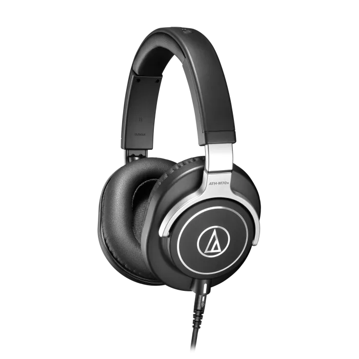 Audio-Technica ATH-M70X моніторні навушники закритого типу; 45мм динаміки; АЧХ 5-40 000 Гц; Поворотна на 90 градусів конструкція чашок; Моніторинг одним вухом; Складна конструкция; В комплекті 3 кабелі, 6,3 мм адаптер-джек, чохол для зберігання; Вага 280 г.