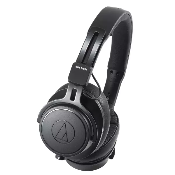 Audio-Technica ATH-M60X мониторные наушники закрытого типа; Поворотная на 90 градусов конструкция чашек; Мониторинг одним ухом; Складная конструкция; В комплекте 3 кабеля, 6,3мм адаптер-джек, чехол для хранения; Вес 200 г.