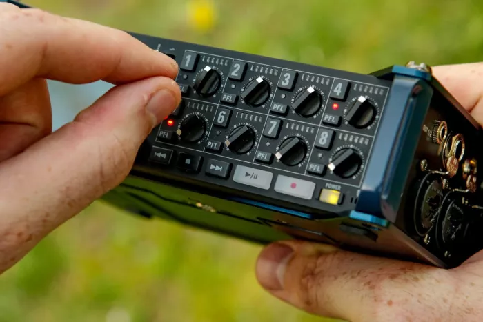 Zoom F8n Pro професійний польовий рекордер (32-біт Float, 8 XLR входів) для кіно та ТБ із точним таймкодом, Bluetooth, 2,4" повнокольоровий РК-дисплей