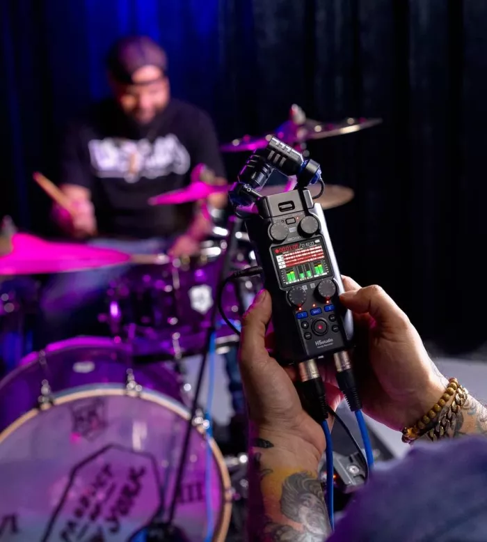 Zoom H5studio рекордер для студії та поля з 32-біт Float, багатоканальний одночасний запис (4 ізольовані доріжки + стерео мікс)