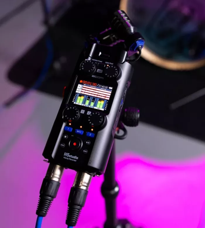 Zoom H5studio рекордер для студії та поля з 32-біт Float, багатоканальний одночасний запис (4 ізольовані доріжки + стерео мікс)