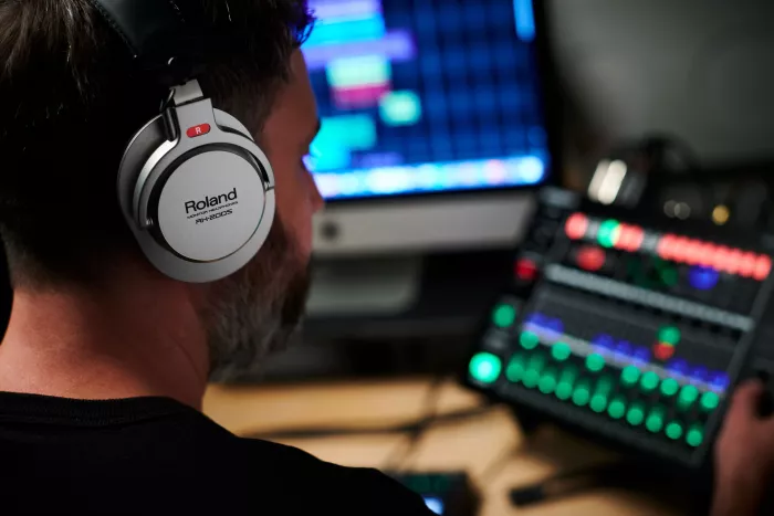 ROLAND RH-200S студийные наушники закрытого типа; Поворотные на 180 градусов чаши; Мониторинг одним ухом; В комплекте 6,3мм. адаптер-джек; Вес 200 г.