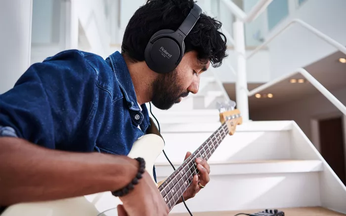 ROLAND RH-5 мониторные наушники закрытого типа; АЧХ 10 - 22000 Гц; В комплекте 6,3мм. адаптер-джек; Вес 190 г.