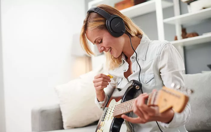 ROLAND RH-5 мониторные наушники закрытого типа; АЧХ 10 - 22000 Гц; В комплекте 6,3мм. адаптер-джек; Вес 190 г.