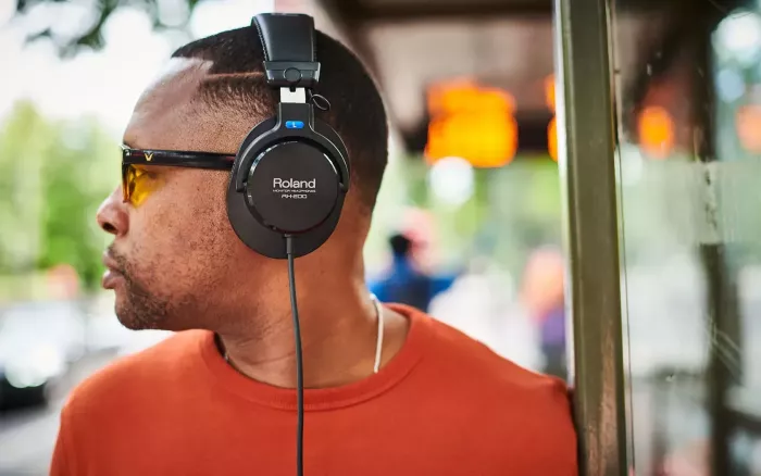 ROLAND RH-200S студийные наушники закрытого типа; Поворотные на 180 градусов чаши; Мониторинг одним ухом; В комплекте 6,3мм. адаптер-джек; Вес 200 г.